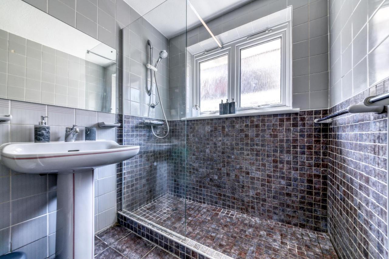 Contemporary 4 Bedroom Detached House With Parking And City Links Croydon Exterior foto